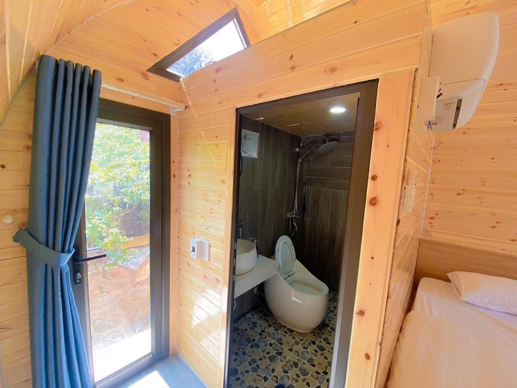 Ein Badezimmer in der Unterkunft Plum Homestay