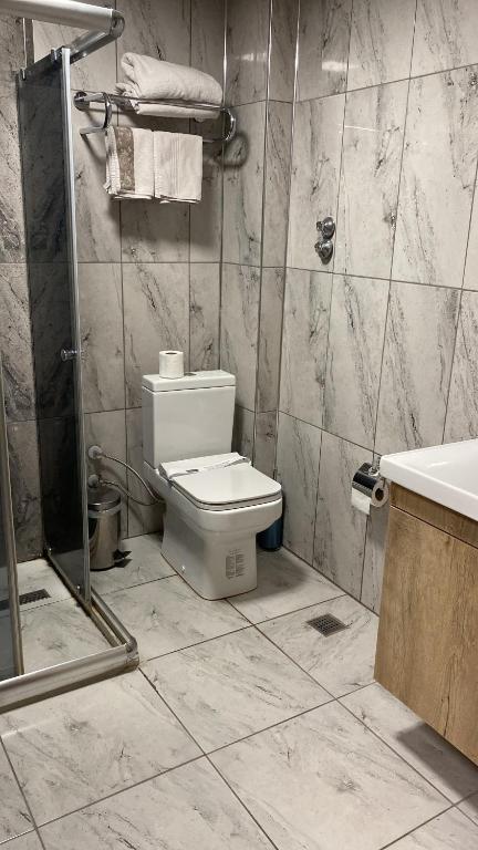 a bathroom with a toilet and a sink at RZA HOTEL in Aşağı İmrahor