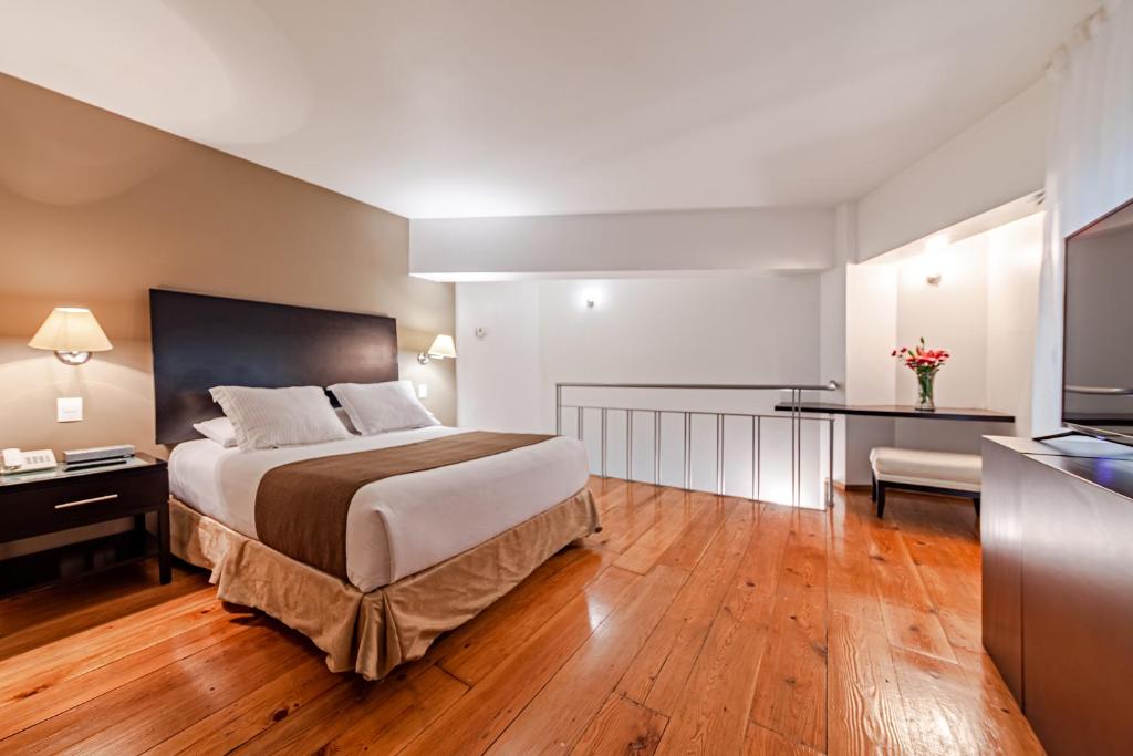 Un pat sau paturi într-o cameră la Suites Teca Once