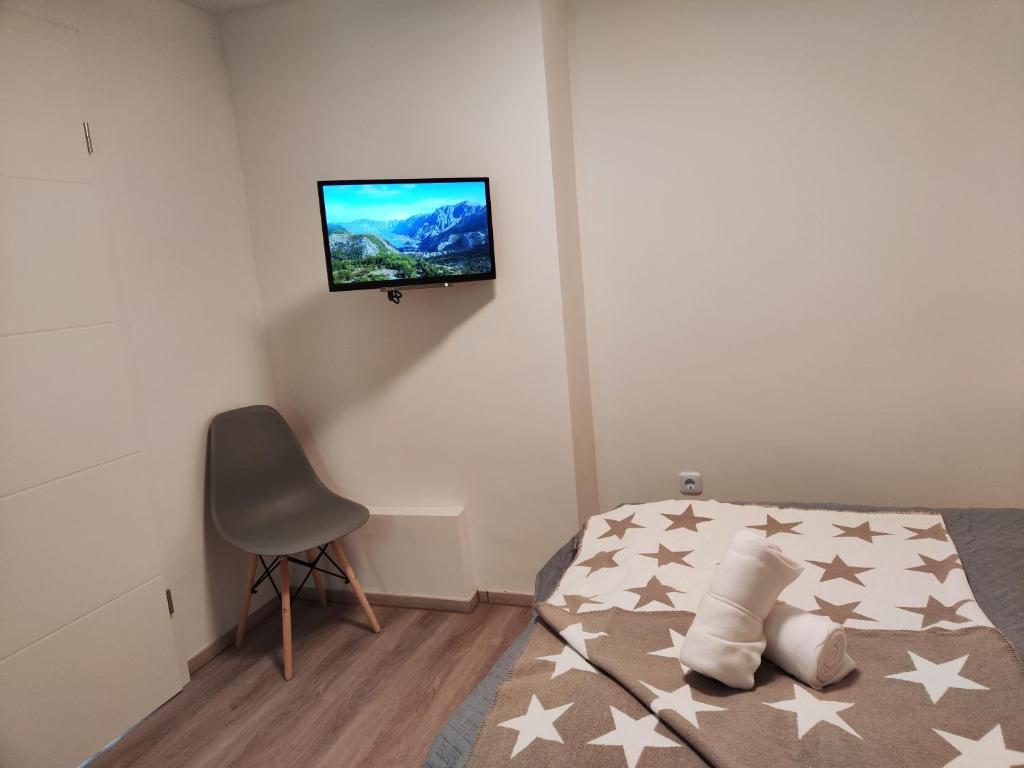 a bedroom with a bed with a television on the wall at Kleine Perle bei Hamburg in Reinbek