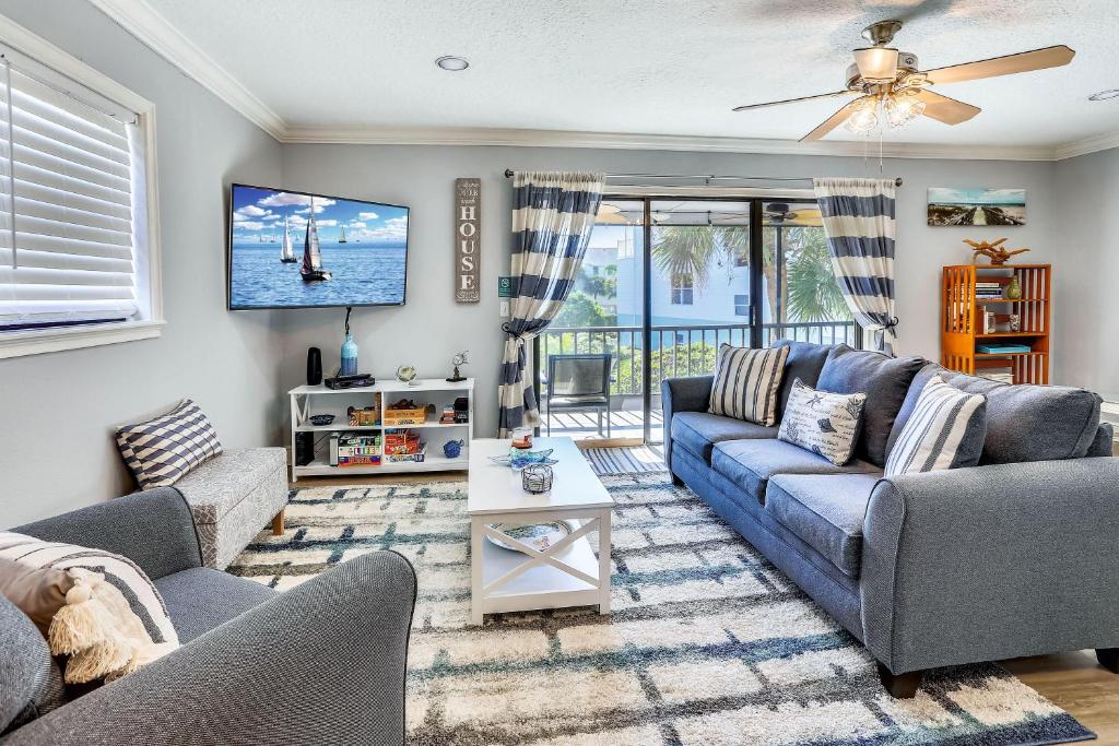 ein Wohnzimmer mit 2 Sofas und einem TV in der Unterkunft Sea Shell 14 - Premier in Clearwater Beach