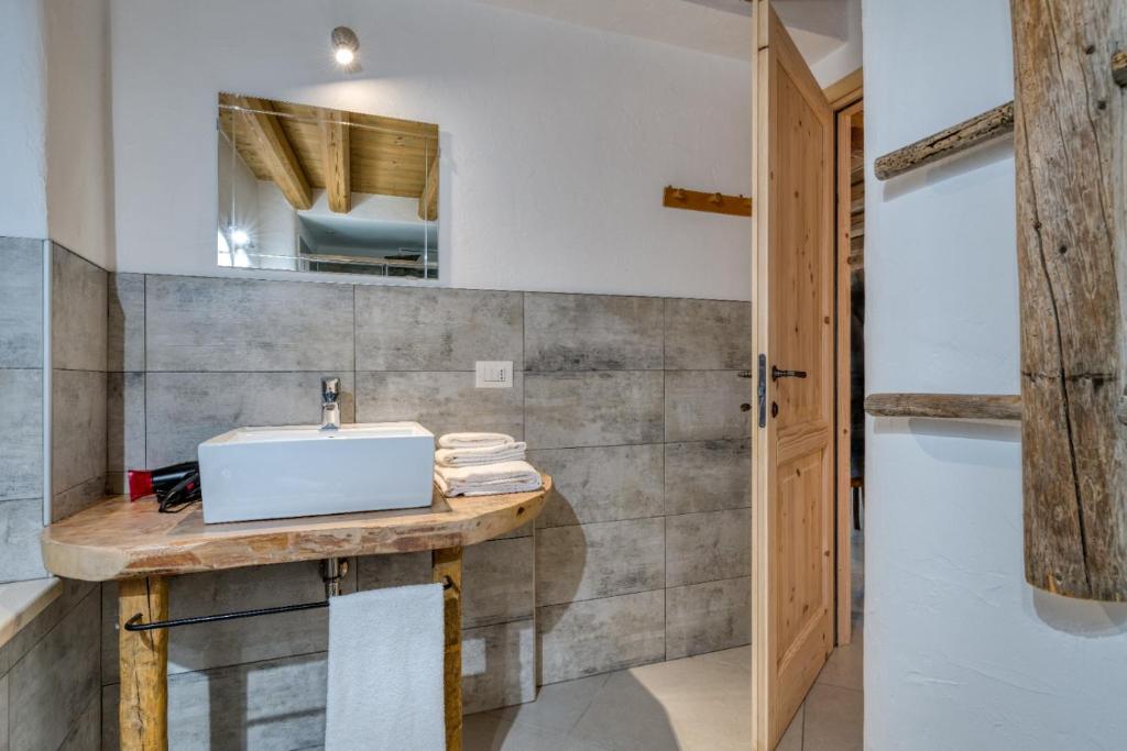 A bathroom at VILLAGGIO VAL MOLINI