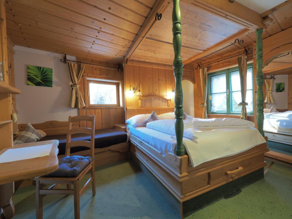 een slaapkamer met een bed en een houten plafond bij Haus Dorothee in Sautens