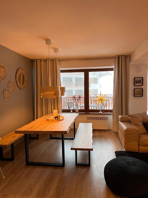 Luxury Apartments Panorama في دونوفالي: غرفة معيشة مع طاولة وأريكة