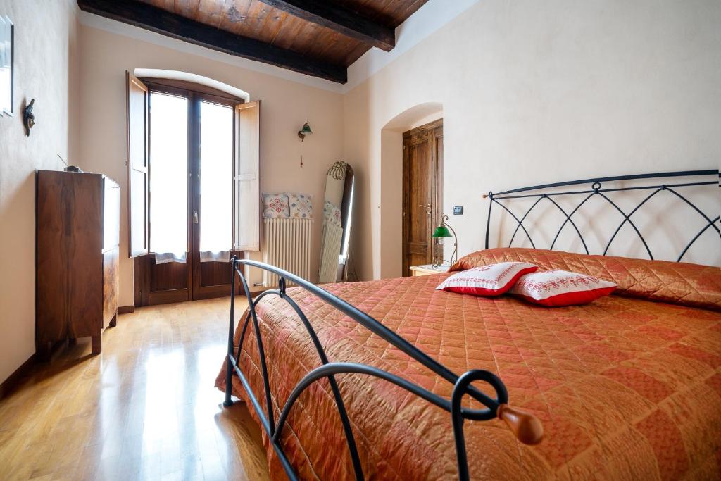 a bedroom with a bed with two red pillows on it at L'Olea casa vacanze in Campobasso