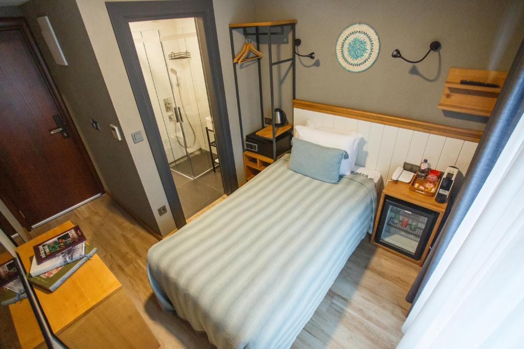 Istanbul Old City Colorful Houses Balat PETRION Hotel - 12