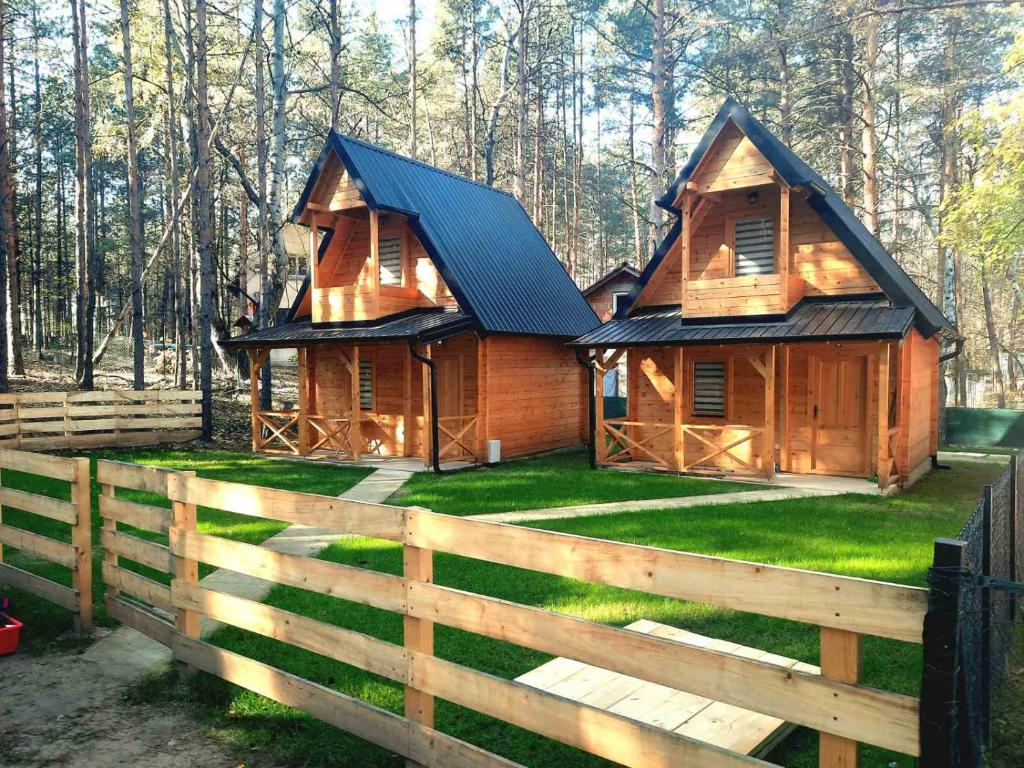 una cabina di legno nel bosco dietro una recinzione di Brvnare Borove iglice a Vinci