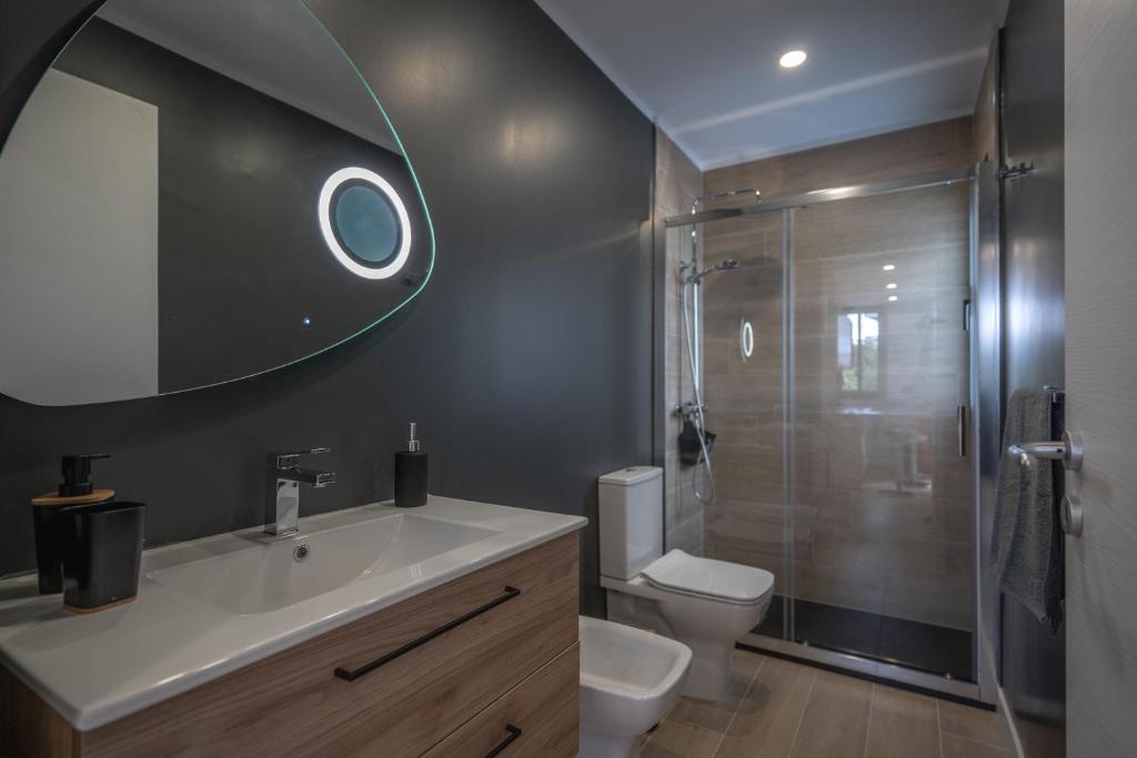 A bathroom at The Little Jewel with Ocean View - Las Americas