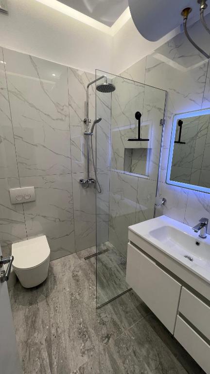 Comfy Modern Luxury - Central - Image 8