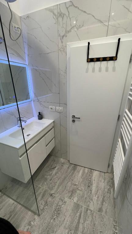 Comfy Modern Luxury - Central - Image 3