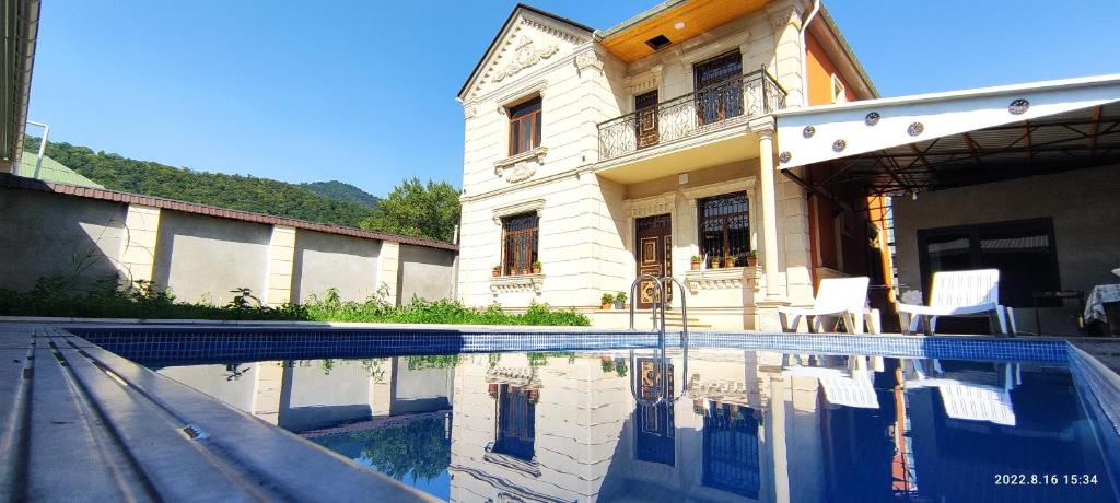 una casa con piscina frente a una casa en Villa Gabala, en Gabala