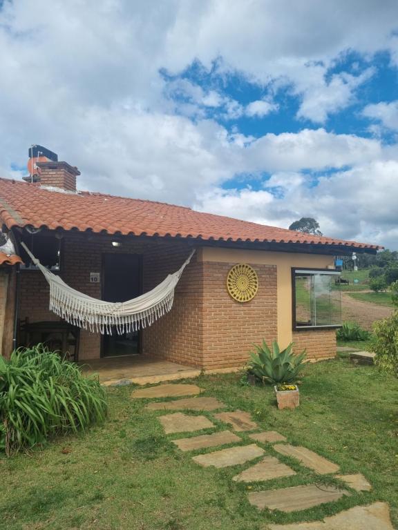 uma casa com um caminho de pedra em frente em Pousada Mirante Serra Verde em Carrancas