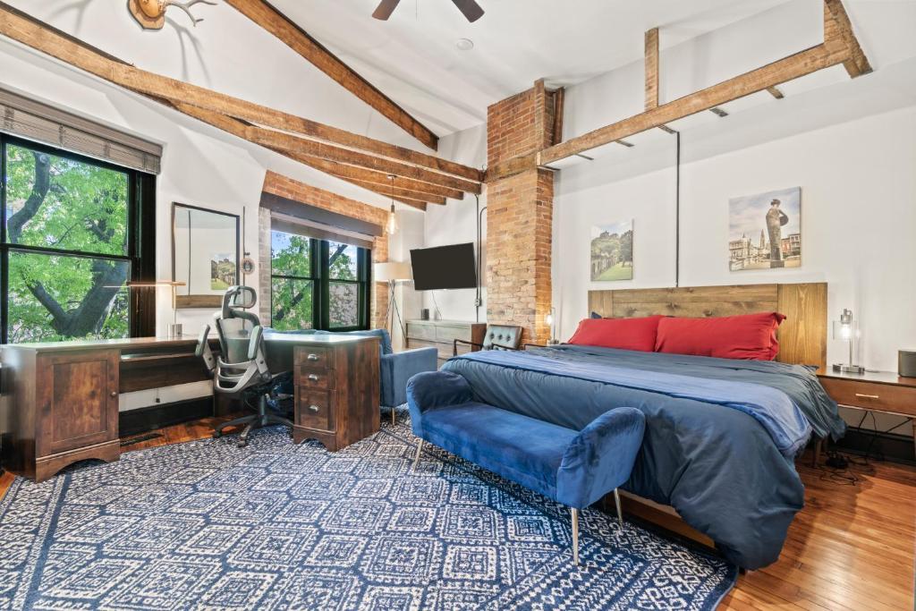 um quarto com uma cama, uma secretária e uma televisão em Spacious, Historic Logan Circle Rowhouse em Washington