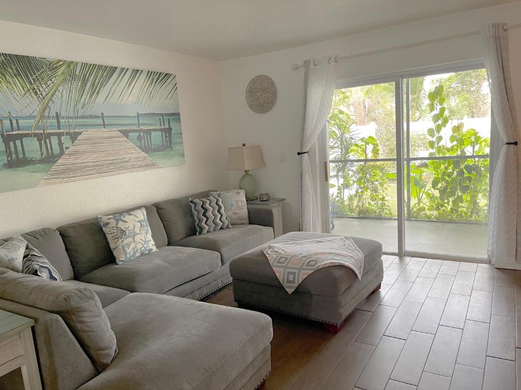 ein Wohnzimmer mit einem Sofa und einem Tisch in der Unterkunft Beautiful Bright & Sparkling 2Bed 1Bath Beach Retreat - Unit 212 in Cocoa Beach