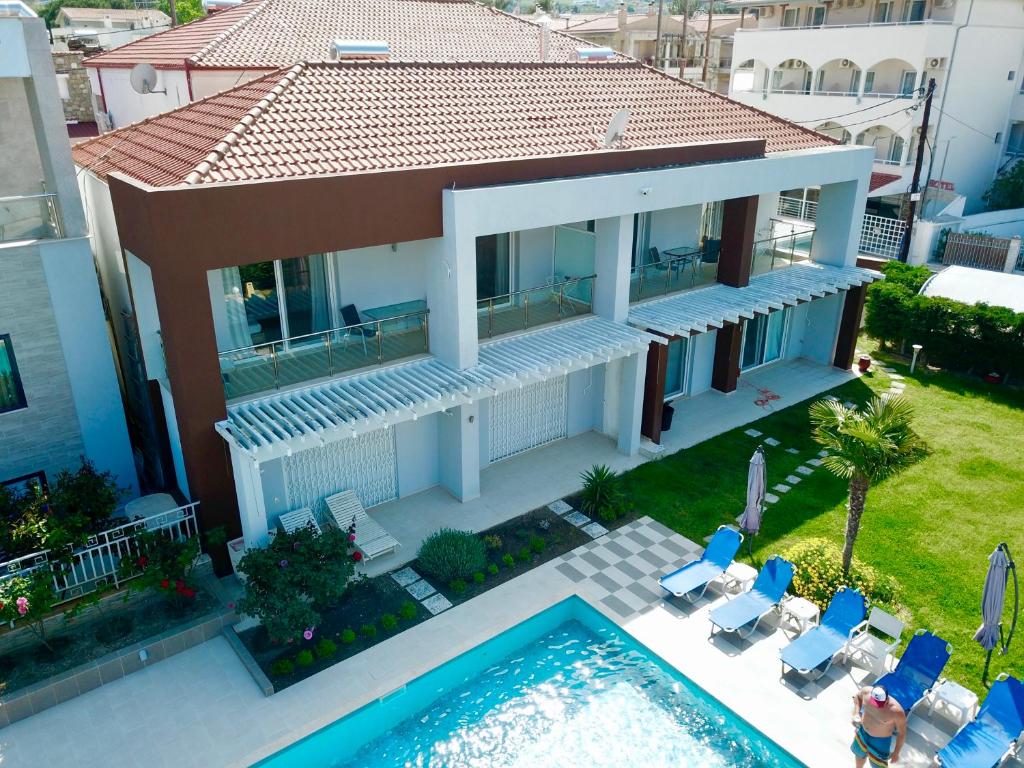 Bazén v ubytování EllinFos Apartments nebo v jeho okolí