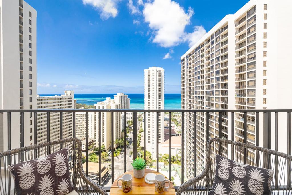 Waikiki Upscale 1 BR - Ocean Views - Parking photo