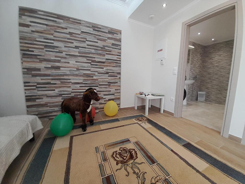 una sala de estar con una estatua de un perro en una habitación en Stbs Luxury, Nea Fokea, en Nea Fokea