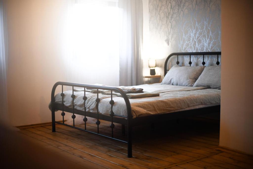 Bett in einem Schlafzimmer mit Fenster in der Unterkunft East Mountain Villa in Batina