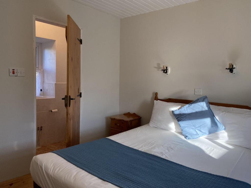 Postel nebo postele na pokoji v ubytování Cottage 433 - Ballyconneely