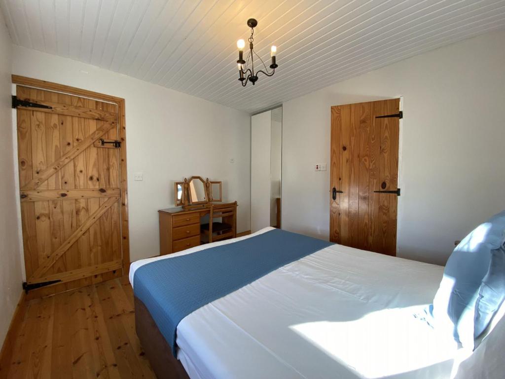 Postel nebo postele na pokoji v ubytování Cottage 433 - Ballyconneely