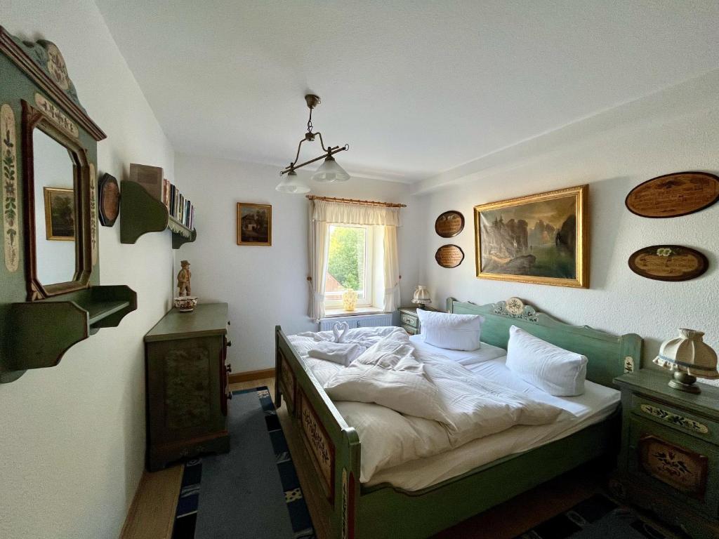 Schlafzimmer mit einem Bett und einem Fenster in der Unterkunft Landhaus-Chalet-Keilberger Blick in Kurort Oberwiesenthal