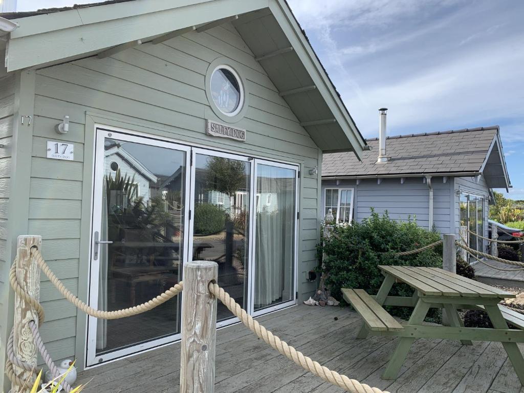 Salty Dog at The Bay Filey, sleeps 4, 2 dogs for free too