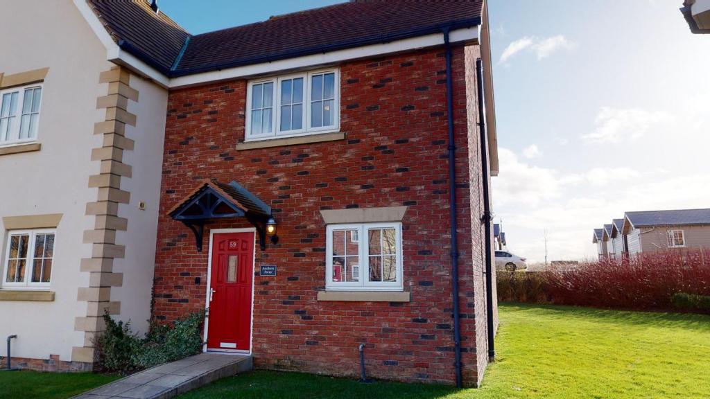 Anchors Away at The Bay Filey, sleeps 7, 2 dogs welcome for free too - Housity