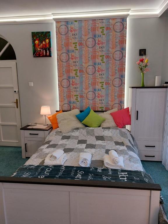 Postel nebo postele na pokoji v ubytování Summer House emeleti szoba