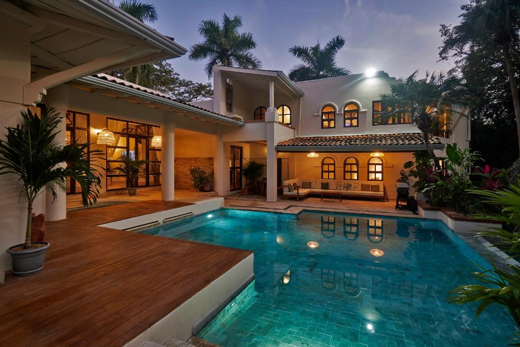 una casa con piscina frente a una casa en Oceana - Beachfront Villa, en Mal País