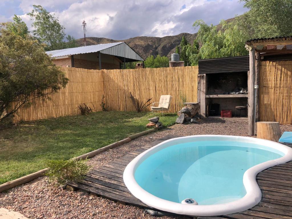 einen Whirlpool auf einem Deck im Garten in der Unterkunft Casa de montaña in Potrerillos