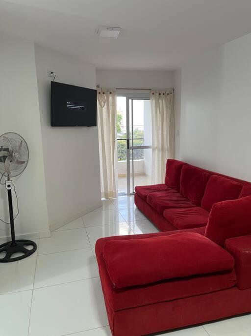 sala de estar con sofá rojo y ventilador en Cordoba Centro en Córdoba
