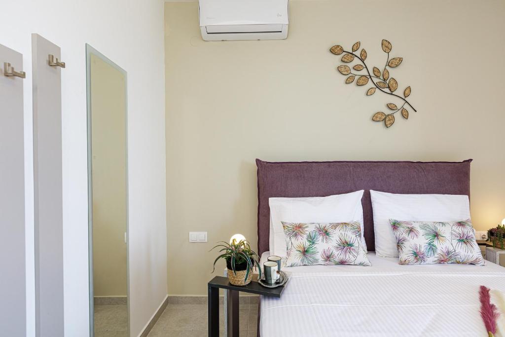 Postel nebo postele na pokoji v ubytování Villa Zoe , south Crete , Triopetra