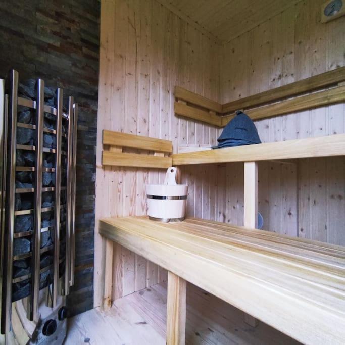 Poschodová posteľ alebo postele v izbe v ubytovaní Ślusarnia-domek z sauną nad jeziorem, Kaszuby