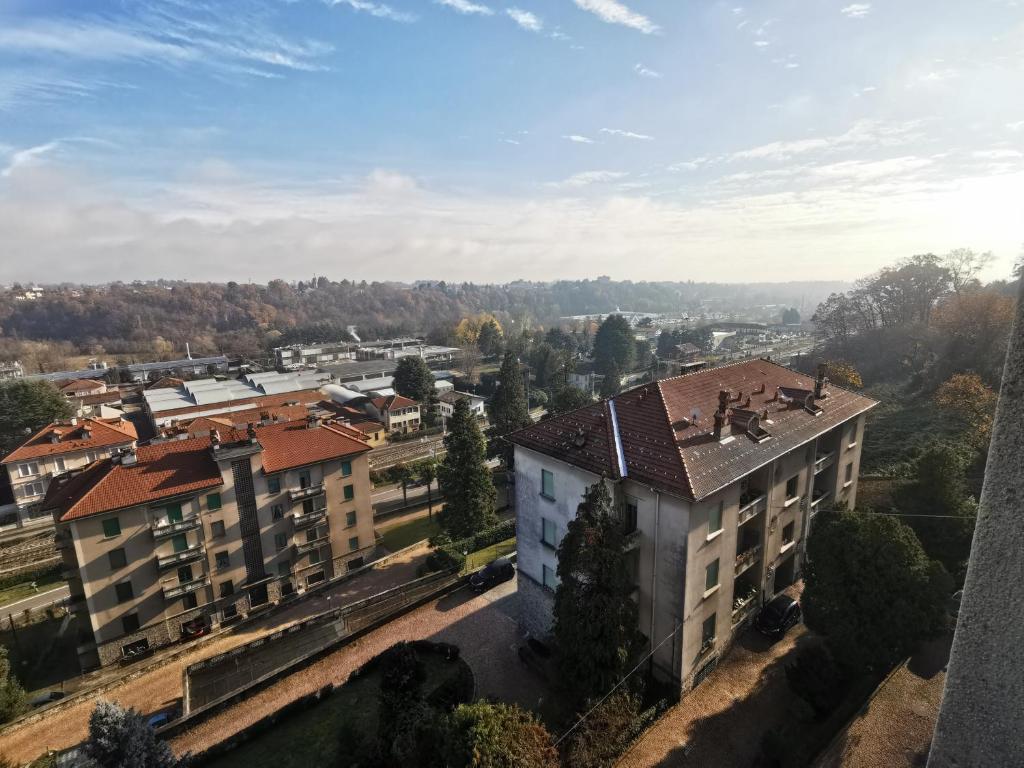 una vista aérea de los edificios de una ciudad en Lovely View, en Albizzate