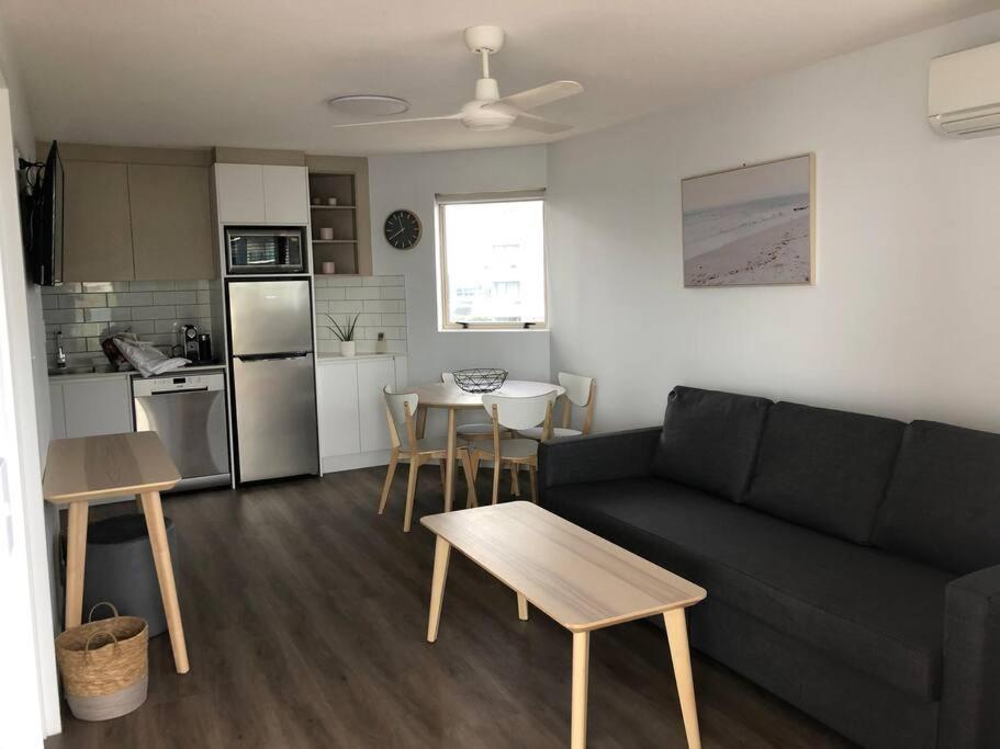 Kuchyň nebo kuchyňský kout v ubytování Mooloolaba Beach Apartment