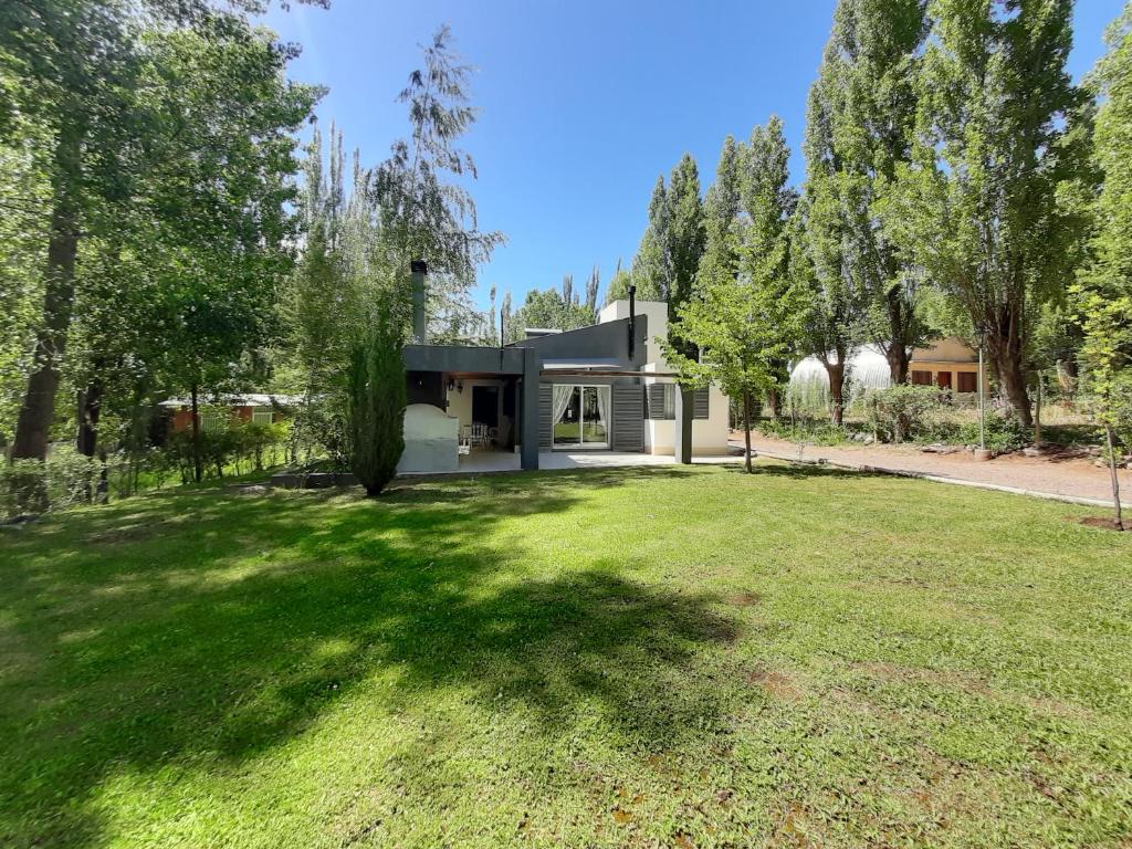 una casa con un gran césped delante de ella en Abu Maia en Potrerillos