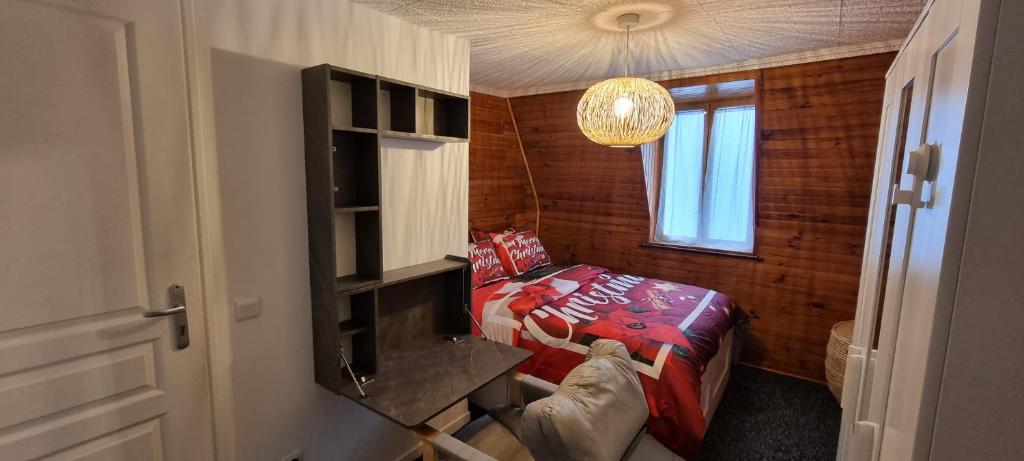 um pequeno quarto com uma cama e uma janela em CHAMBRE PRIVÉE Numéro 2 dans un Superbe appartement en colocation em Montataire