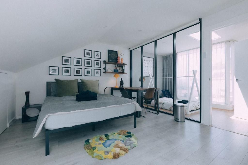 una camera con un letto e un tavolo di ‘The Lumos’ Designer home Close to Olympic Park a Sydney