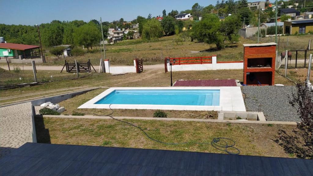 una piscina en medio de un patio en La Estancita de Tanti con pileta in 