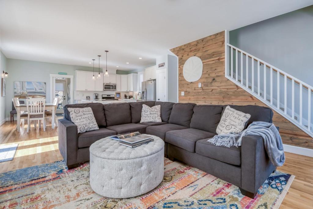 un salon avec un canapé et une table dans l'établissement Searenity Now, à Lincoln City