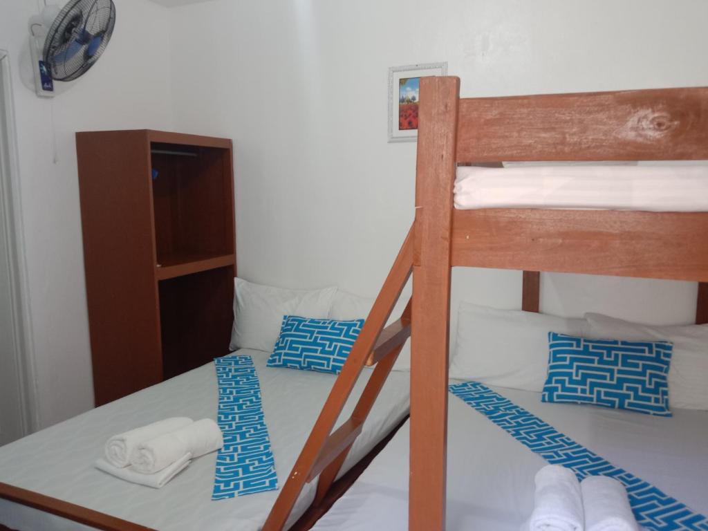 Postel nebo postele na pokoji v ubytování Bucana beachfront guesthouse