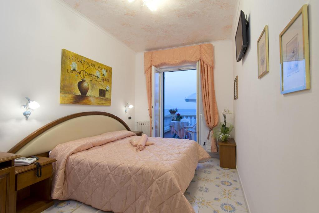 Postel nebo postele na pokoji v ubytování Hotel Giardino Delle Ninfe E La Fenice