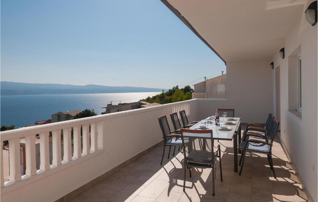 d'un balcon avec une table et des chaises donnant sur l'océan. dans l'établissement Beautiful Apartment In Stanici With House Sea View, à Celina