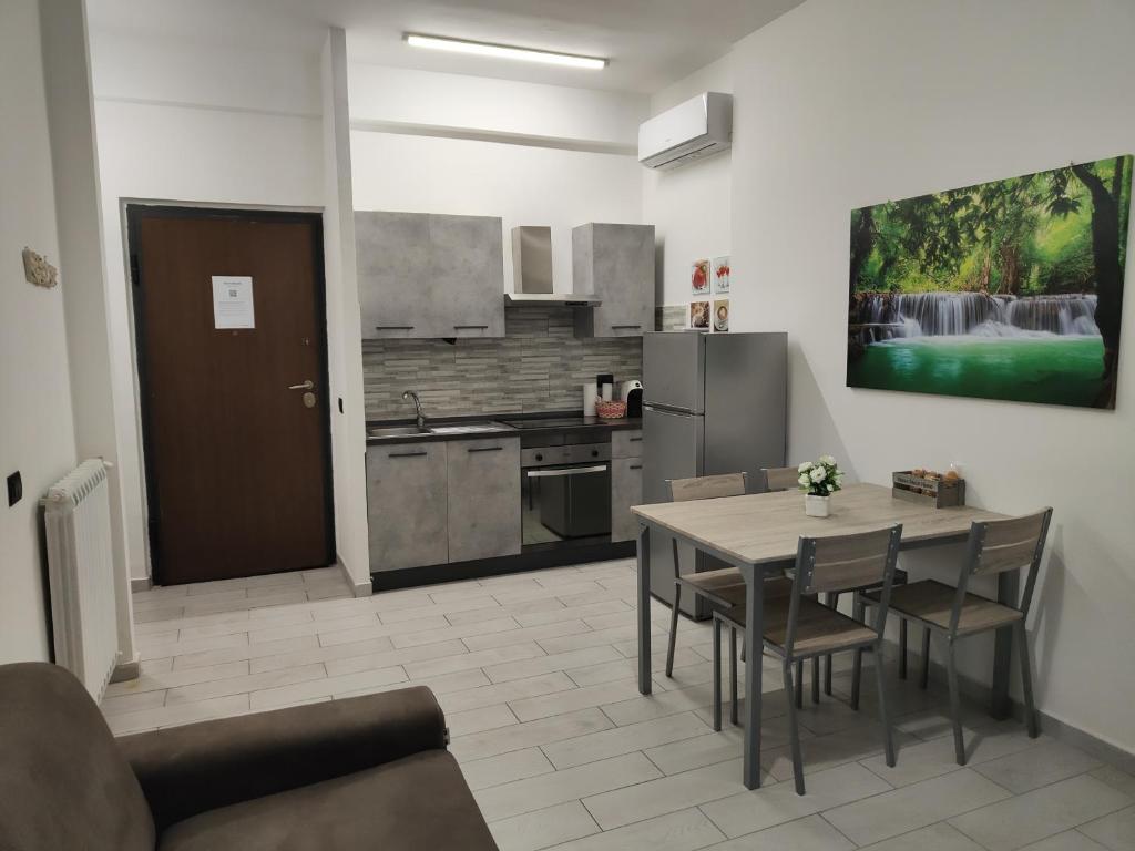 eine Küche mit einem Tisch und Stühlen im Zimmer in der Unterkunft Casa Trezza in Latina