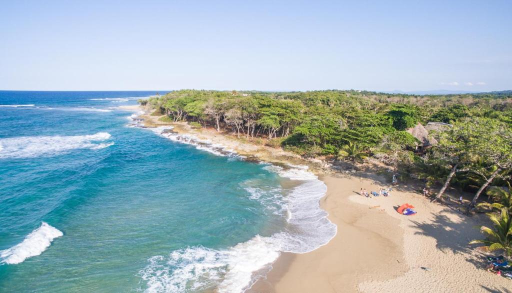 O plajă de la sau din apropierea acestei cabane