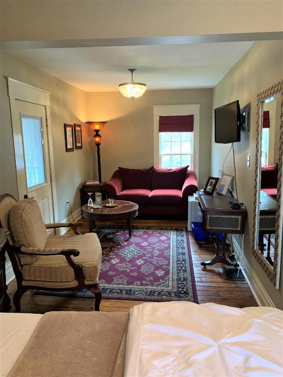 The Red Coat - Suite Queen