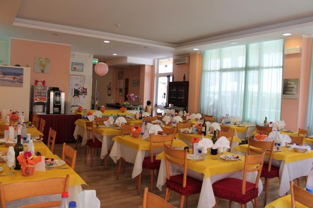 Restaurace v ubytování Hotel Madrid