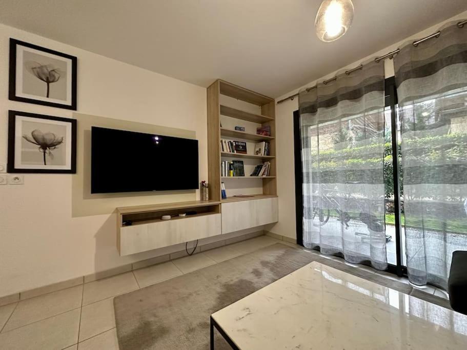 Μια τηλεόραση ή/και κέντρο ψυχαγωγίας στο HeberGeneve : Domaine de Rochat