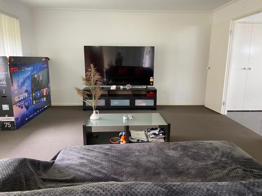 Spacious Room, Private Bathroom, Next To Theme Parks - Housity