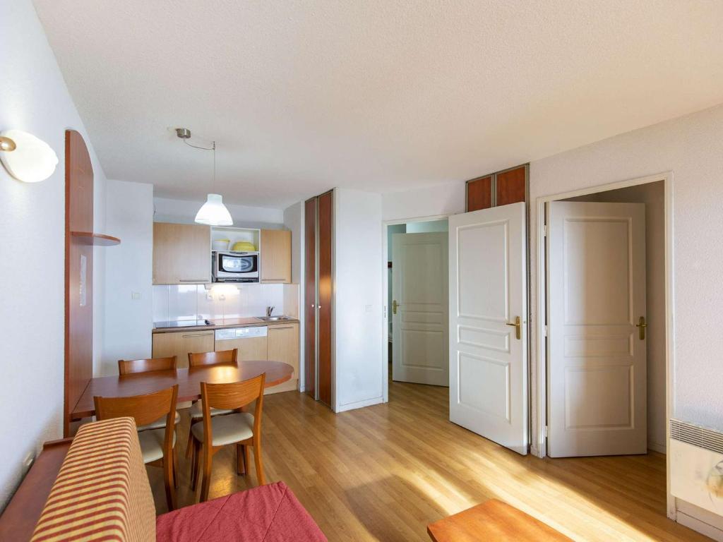 Kuchyňa alebo kuchynka v ubytovaní Charmant T2 avec Piscine, Fitness et Terrasse, à 400m des Pistes - La Mongie - FR-1-404-341